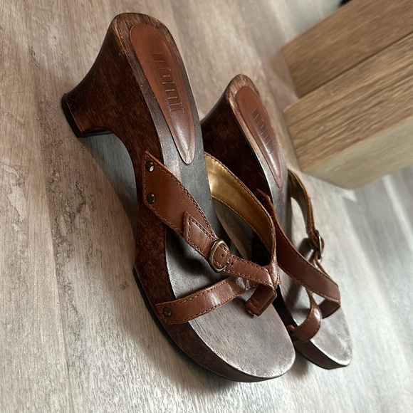 Size 9 2 1/2 in heels - Picture 2 of 6